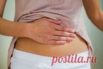 Почему перед месячными надувается и увеличивается живот: причины. Перед месячными надувается живот: причины, что делать? Такой естественный процесс как критические дни многим женщинам доставляет дискомфорт. Перед ними и в период их наступления изменяется гормональный фон, что влияет на настроение и общее самочувствие. У большинства представительниц прекрасного пола болит спина и увеличивается живот. Из-за чего он вздувается и возможно ли это предотвратить? Надувается живот...