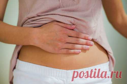 Почему перед месячными надувается и увеличивается живот: причины. | Милая Я Перед месячными надувается живот: причины, что делать? Такой естественный процесс как критические дни многим женщинам доставляет дискомфорт. Перед ними и в период их наступления изменяется гормональный фон, что влияет на настроение и общее самочувствие. У большинства представительниц прекрасного пола болит спина и увеличивается живот. Из-за чего он вздувается и возможно ли это предотвратить? Надува...