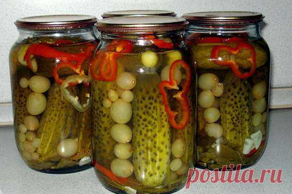 Маринованные огурцы с виноградом и сладким перцем