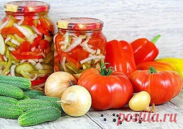 САЛАТЫ НА ЗИМУ - 10 ЛЮБИМЫХ РЕЦЕПТОВ

1. Салат «Чехарда»

Продукты: Укладывать по слоям в казан или большую кастрюлю.
На дно налить 2 стакана растительного масла.

· 1кг лука репчатого, порезать кольцами.
· 1кг помидор, целыми, обрезать «попки».
· 1кг сладкого перца, удалить семена, целыми,
· 1кг баклажан, убрать хвостики, целыми, лучше брать по мельче.
· 1кг моркови, тертой на крупной терке.

Сверху на эту красоту рассыпать 2 ст.ложки соли и 2 ст.ложки сахара, вложить чес...