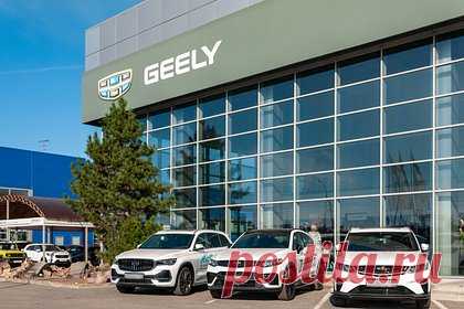 Geely раскрыла комплектацию нового кроссовера для российского рынка. Китайский производитель Geely раскрыл комплектацию нового кроссовера Coolray для российского рынка. Автомобили будут продаваться в четырех комплектациях: Comfort, Luxury, Flagship и Exclusive. Все они будут поставляться с обновленных дизайном и другим мотором. Обновленная модель будет поставляться в Россию из Китая.