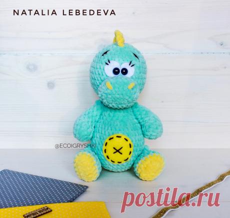PDF Дино. FREE amigurumi crochet pattern. Бесплатный мастер-класс, схема описание для вязания амигуруми крючком. Игрушки своими руками! Динозавр, динозаврик, dinosaur, dinosaurio, dinossauro, dinosaure, dinosaurier, 恐竜, dinozaur, dinosaurus. #амигуруми #amigurumi #amigurumidoll #amigurumipattern #freepattern #freecrochetpatterns #crochetpattern #crochetdoll #crochettutorial #patternsforcrochet #вязание #вязаниекрючком #handmadedoll #рукоделие #ручнаяработа #pattern #tutorial #häkeln #amigurumis