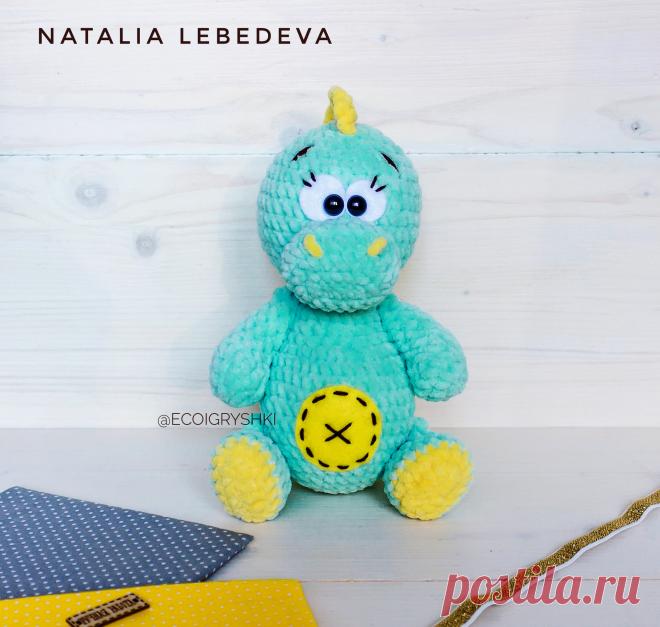 PDF Дино. FREE amigurumi crochet pattern. Бесплатный мастер-класс, схема описание для вязания амигуруми крючком. Игрушки своими руками! Динозавр, динозаврик, dinosaur, dinosaurio, dinossauro, dinosaure, dinosaurier, 恐竜, dinozaur, dinosaurus. #амигуруми #amigurumi #amigurumidoll #amigurumipattern #freepattern #freecrochetpatterns #crochetpattern #crochetdoll #crochettutorial #patternsforcrochet #вязание #вязаниекрючком #handmadedoll #рукоделие #ручнаяработа #pattern #tutorial #häkeln #amigurumis