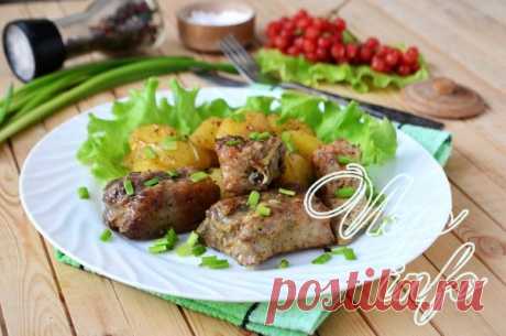 Свиные ребрышки с картошкой в духовке 
Чтобы приготовить вкусный и сытный ужин для семейного застолья, совсем необязательно быть великим гуру в кулинарии. Ведь есть масса блюд, которые просты в приготовлении, а результат получается просто…
