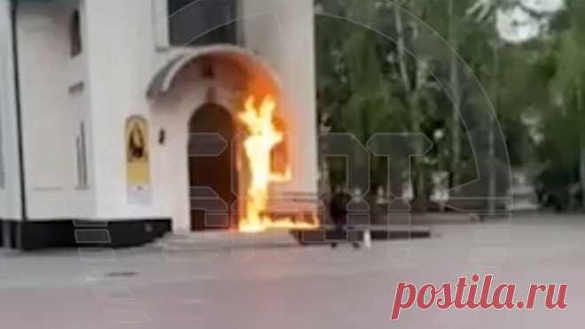 Стала известна личность поджигателя храма в Тюмени. В Тюмени задержан 43-летний местный житель, который поджег храм. Об этом сообщает Shot. Местная полиция до сих пор ищет пиромана, который скрылся на велосипеде. Ему грозит до 5 лет тюрьмы. Следственный Комитет России (СК РФ) возбудил ...