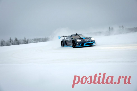 View Photos of the Porsche 718 Cayman GT4 E-Performance