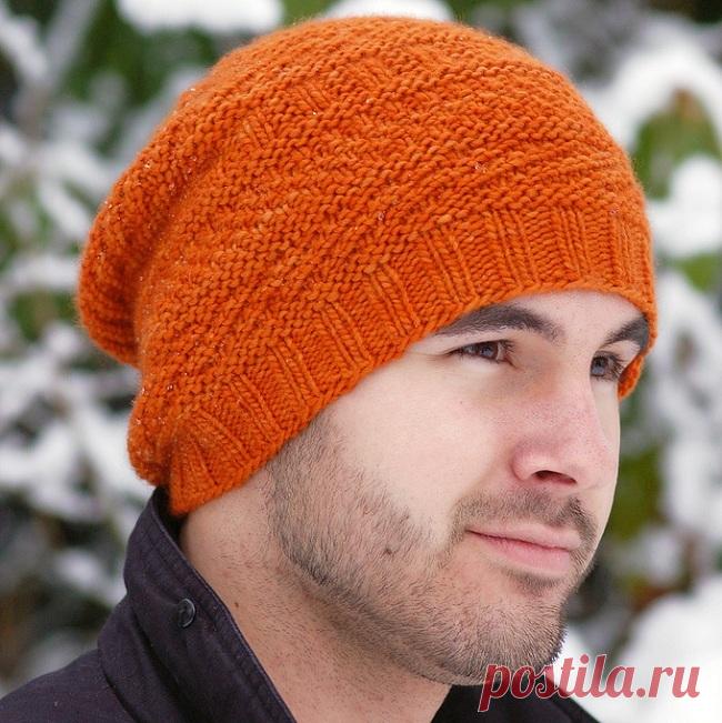 Вязаная мужская шапка спицами от Stephen West Обычно, если нужно связать мужскую шапку спицами, всегда встаёт вопрос о выборе подходящей модели. Ведь мужская шапка спицами должна быть достаточно лаконичной, немного брутальной, но в то же время нескучной.

Конечно, в крайнем случае связать мужскую шапку можно и традиционной резинкой, но ведь хочется создать своими руками не просто тёплый головной убор, а стильную, запоминающуюся вещь.

Интересная вязаная мужская шапка получ...