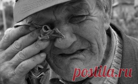 Сначала над 80-летним дедом смеялись в отделении, но потом фотография его сына заставила их побледнеть от стыда
Пётр Иванович снова стучал в квартиру шумевших посреди ночи соседей — без толку. Смех «веселенькой» хозяйки и голос какого-то мужчины будто стали только громче, получив подкрепление в виде музыки. Старик нажал на дверной звонок. — Чего тебе, старый? — Уже давно за полночь, Света, а ваш...
Читай пост далее на сайте. Жми ⏫ссылку выше