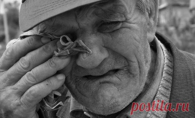 Сначала над 80-летним дедом смеялись в отделении, но потом фотография его сына заставила их побледнеть от стыда
Пётр Иванович снова стучал в квартиру шумевших посреди ночи соседей — без толку. Смех «веселенькой» хозяйки и голос какого-то мужчины будто стали только громче, получив подкрепление в виде музыки. Старик нажал на дверной звонок. — Чего тебе, старый? — Уже давно за полночь, Света, а ваш...
Читай пост далее на сайте. Жми ⏫ссылку выше