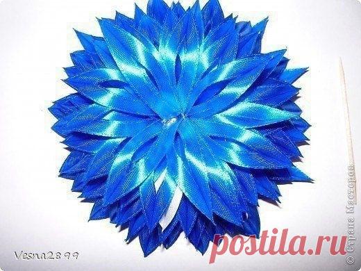 Цветочек из узкой ленточки Цветочек из узкой ленточкиВ готовом виде это прекpacная заколка или peзиночка.