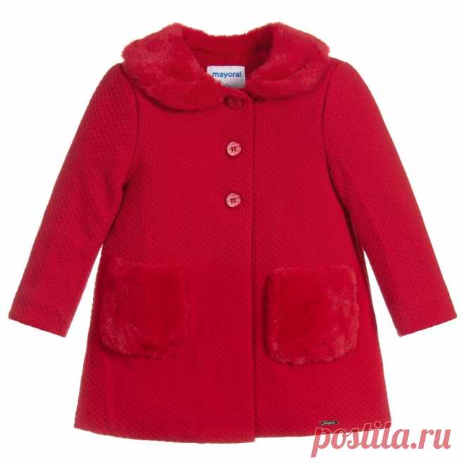 Girls Red Cotton Coat Younger girls red coat from Mayoral, made in soft cotton, with a raised waffle pattern. It is lightly padded and has a soft fleece lining. The collar and pockets are made in soft faux fur, with front button fastening.
