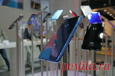 Названы самые популярные смартфоны в России. В 2021 году лидером по объемам штучных продаж смартфонов в России осталась Samsung. Самым продаваемым смартфоном года оказалася Xiaomi Redmi 9A с накопителем 32 гигабайта. В топе также назвали iPhone 11 с накопителем 128 гигабайт, Samsung Galaxy A12 в версиях с 32 и 64 гигабайтами, Xiaomi Redmi 9.