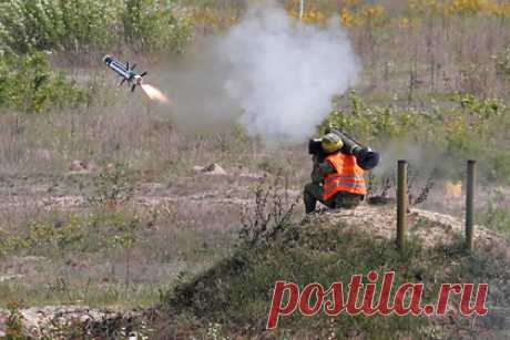 В США назвали украинские учения с Javelin «большим сюрпризом» для России. Украинские военные провели стрельбы с использованием противотанковых ракетных комплексов (ПТРК) FGM-148 Javelin. Целью ракет ПТРК были танки с решетчатыми экранами. В публикации Defence Blog стрельбы назвали «большим сюрпризом» для России. Ранее в России заметили танки с дополнительной защитой верхней полусферы.
