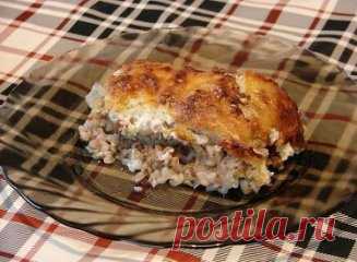 Курица, запеченная с гречкой
Крупа пропитывается соками мяса, получается гречневая каша божественного вкуса, особенно в сочетании с хмели-сунели, а сырная корочка, как фольга, сохраняет все полезные и питательные вещества внутри продукта.
Ингредиенты:
- курица средних размеров
- 2 стакана гречки
- сыр
- сметана
- лук
- чеснок
- приправа хмели-сунели
- соль
-раст. масло 1 ст л
Приготовление:
Два стакана тщательно промытой крупы укладываем на смазанный маслом противень. Сверху посыпать мелко