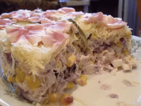 Вкусный праздничный салат "Ветка сакуры"
Продукты:
* куриная грудка (500 г )
* 1 банка ананасов кусочками (340 г)
* 1 банка кукурузы
* 4 яйца
* 1 луковица
* 50 г. сыра
* майонез
* 2 зубчика чеснока (по желанию)
Приготовление:
Курицу и яйца сварила и остудила, начала с украшений. Нужно было нарезать цветочков, для этого маленьким ножичком, воткнутым в белок, мелкими шажочками проходила по спирали, получались такие ребристые «пуговки».
Оставшиеся яйца нарезала с помощью яйцерезки.
Курицу п