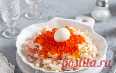 Салат Жемчужина с кальмарами и красной икрой Салат Жемчужина с кальмарами и красной икрой с самыми доступными морепродуктами можно приготовить за несколько минут.