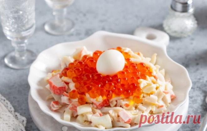 Салат Жемчужина с кальмарами и красной икрой Салат Жемчужина с кальмарами и красной икрой с самыми доступными морепродуктами можно приготовить за несколько минут.
