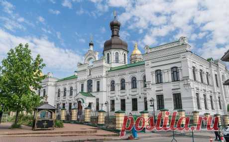 Власти Украины решили открыть в Киево-Печерской лавре музей Ивану Мазепе. 11 июня в Киево-Печерской лавре провели панихиду по Ивану Мазепе. Минкульт Украины сообщил, что после реставрации на территории лавры откроют музей имени гетмана, на которого РПЦ наложила анафему. Константинополь ее не признает