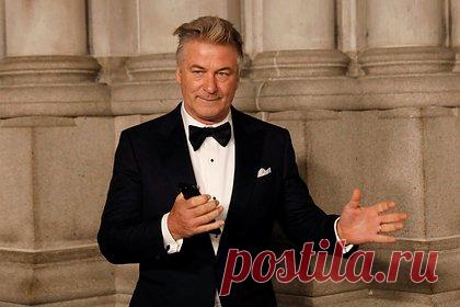 Убивший оператора на съемках фильма актер избавится от дома в США. Американский актер Алек Болдуин решил избавиться от своего дома в США. Он выставил поместье в штате Нью-Йорк на продажу за 29 миллионов долларов. Объект находится в Хамптонс, Болдуин купил его в 1996 году за 1,75 миллиона долларов. Внутри дома четыре спальни и семь ванных комнат.