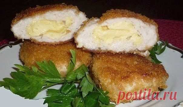 Куриные зразы с сыром и сливочным маслом
_____________________________________________________
Дорогие кулинары!                                                                          .
Чтобы не потерять рецепт,  жмите класс, а потом поделиться.
_____________________________________________________
Ингредиенты:
500г куриного филе
50г холодного сливочного масла
50г сыра
1 зубчик чеснока
3 ст.л. измельченной петрушки
1 яйцо
2 ст.л.молока
3 кусочка белого хлеба без корочки
...