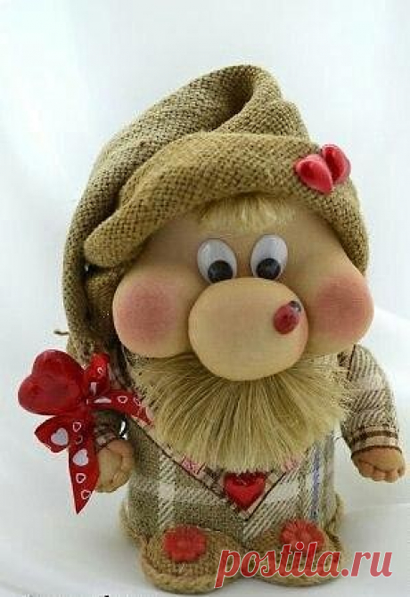 ДОМОВОЙ

Для создания этого обережка нам понадобятся:
1. Катушки от скотча, полипропиленовых лент (как в данном случае) или что-то, чем Вы сможете заменить. Например, обрезок трубы или рулона, оставшегося от линолеума.
2. Одноразовые ложки.
3. Шпагат.
4. Ткань для костюма =)
5. Сантехническая пакля.
6. Карандаш, ножницы.
7. Мешковина. В моем случае - это старые мешки от картошки, предварительно выстиранные. Флористическая мешковина для этого дела тонковата и будет просвечи...