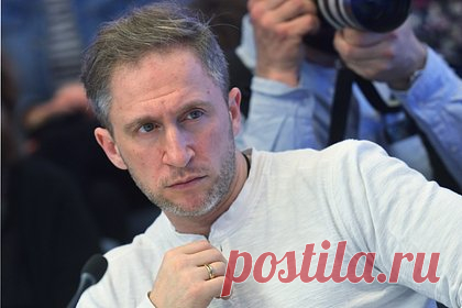 Популярный российский ведущий рассказал о полете на «заминированном» самолете. Популярный российский ведущий Оскар Кучера рассказал об экстренной посадке рейса Azur Air в индийском штате из-за сообщения о мине на борту. Кучера вместе с семьей направлялся на отдых в Гоа, когда самолет экстренно посадили без объяснения причин. Пассажирам пришлось три раза пройти досмотр.