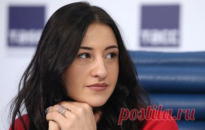 Олимпийская чемпионка по фехтованию Яна Егорян объявила о возобновлении карьеры. Саблистка рассказала, что уже приступила к тренировкам «Я не планировала возвращаться в фехтование. Все случилось неожиданно. Я не могу разглашать детали нашего с Сергеем (Паниным) расставания, но я приняла такое решение. Сейчас я тренируюсь вместе с мужем, восстанавливаю форму и скоро возобновлю выступления. Хочу поблагодарить всех, кто поддерживал меня и переживал за меня! Я вас очень люблю», – написала спортсме…