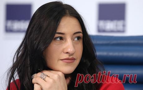 Олимпийская чемпионка по фехтованию Яна Егорян объявила о возобновлении карьеры. Саблистка рассказала, что уже приступила к тренировкам «Я не планировала возвращаться в фехтование. Все случилось неожиданно. Я не могу разглашать детали нашего с Сергеем (Паниным) расставания, но я приняла такое решение. Сейчас я тренируюсь вместе с мужем, восстанавливаю форму и скоро возобновлю выступления. Хочу поблагодарить всех, кто поддерживал меня и переживал за меня! Я вас очень люблю», – написала спортсме…