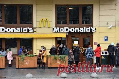 McDonald’s начнет продавать «искусственные» бургеры. McDonald’s в ноябре начнет продавать бургеры McPlant без мяса, созданные в рамках партнерства с Beyond Meat. Новинка появится в восьми ресторанах США. В состав растительного бургера входит горох, рис, картофель, свекла и ломтик сыра. В компании заявили, что это эксперимент. Появление новых позиций усложняет процесс.