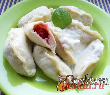 Вареники с клубникой Очень пышные, вкусные и ароматные вареники. Такое тесто всегда готовила моя бабушка для сладких вареников - с вишней, клубникой, малиной. Мука — 300-400 г; Молоко кислое домашнее (или мацони) — 200 мл; Яйцо — 1 шт; Сода — 1 ч.л.; Соль — 0,5 ч.л.; Лимонный сок — 1 ч.л.; Клубника свежая — 300 г; Сахар ; Сметана ;