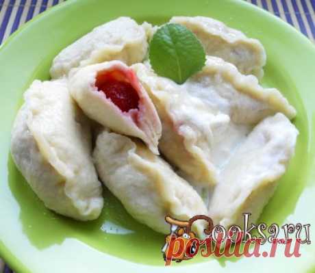 Вареники с клубникой Очень пышные, вкусные и ароматные вареники. Такое тесто всегда готовила моя бабушка для сладких вареников - с вишней, клубникой, малиной. Мука — 300-400 г; Молоко кислое домашнее (или мацони) — 200 мл; Яйцо — 1 шт; Сода — 1 ч.л.; Соль — 0,5 ч.л.; Лимонный сок — 1 ч.л.; Клубника свежая — 300 г; Сахар ; Сметана ;