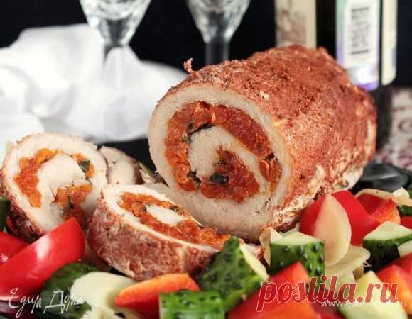 Рулет из свинины с курагой. Ингредиенты: свинина, курага, вино красное сухое