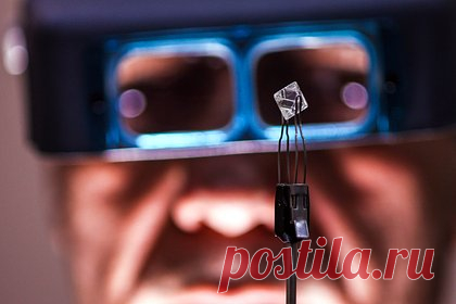 На Западе не смогли договориться о санкциях против российских алмазов. На Западе пока не смогли договориться о санкциях против российских алмазов. По словам официального представителя Еврокомиссии (ЕК) Дэниела Шеридана Ферри, в связи с обсуждением этого вопроса со странами G7 пока «нет ничего особенного, что можно было бы сообщить по этой теме».