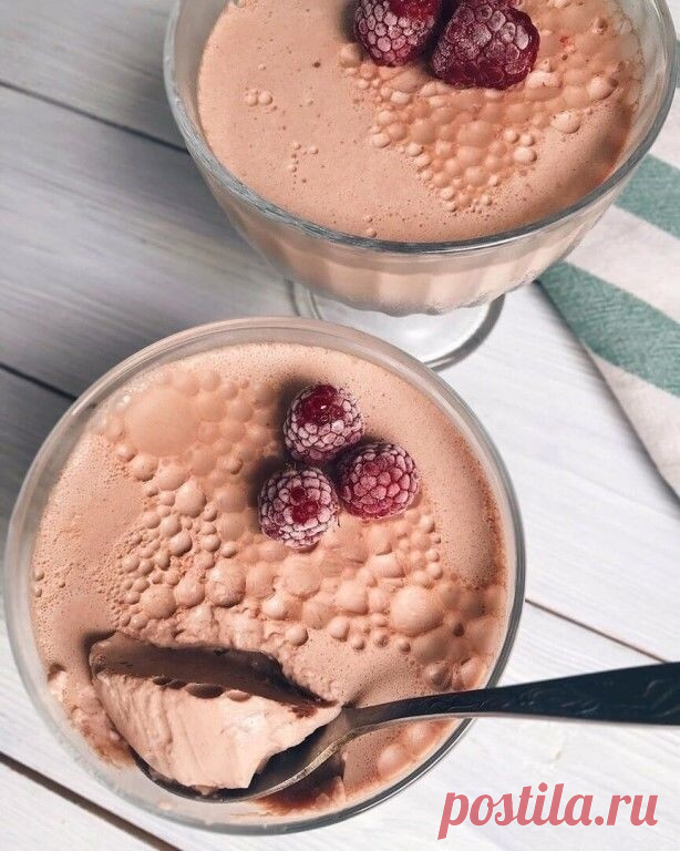 Невероятно вкусное суфле из ряженки  
Стоит попробовать один раз и вы точно начнете сходить с ума по этому десерту

КБЖУ на 1 порцию: 83/5/4/8  

 
Ингредиенты на 2 порции:  

300 мл ряженки ( 2,5%)  
50 мл воды  
1 ст л какао  
10 г желатина  
подсластитель по вкусу (у меня два пакетика fitparad)

Готовим:  
разводим желатин с тёплой водой, перемешиваем до растворения  
ряженку смешиваем с какао и подсластителем, вливаем желатин. Взбиваем блендером/миксером  

разливаем в...