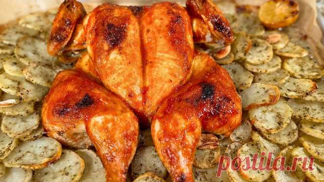 Мега Простой и Сочный Рецепт Курицы в духовке. Это самый удачный рецепт запекания курицы целиком! Рецепт из курицы:КурицаКетчупСушеный чеснокСоль  и перецКартофельОреганоЗеленьЛимонМедМасло сливочное и подсолнечное