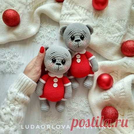 Милый мишка. Автор Наталия Крайчинская.
#вязаниеигрушки@nerukodel
ГОЛОВА.

Основной цвет.

1) 2 в.п., во вторую петлю 6 СБН

2) 6 приб. =12 СБН 3) 2 СБН, 3 СБН в одну петлю – 2 раза, 4 СБН, 3 СБН в одну петлю – 2 раза, 2 СБН = 20 СБН

4) 4 СБН, 3 приб., 7 СБН, 3 пиб., 3 СБН = 26 СБН

5)-6) 26 СБН 7) 10 СБН,

7 приб. ПСН, 9 СБН = 33 СБН

8) приб., 7 СБН, приб., 1 СБН, 2 ПСН, (приб. ПСН, ПСН) 6 раз, 1 ПСН, 1 СБН, приб., 6 СБН = 42 СБН

9) 1 СБН, приб., 7 СБН, приб., 7 СБН, п...
