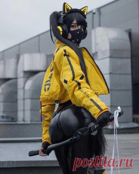 Киберпанк. Девушка. Желтая куртка. Длинный хвост. Катана. Наушники с кошачьими ушками.