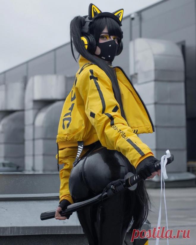 Киберпанк. Девушка. Желтая куртка. Длинный хвост. Катана. Наушники с кошачьими ушками.