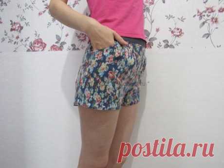 Мастер-класс: шьем летние шорты.

Шорты – самая летняя форма одежды. Их можно носить дома, на даче, на пикнике. Чтобы сшить удобные шорты мне потребовалось:
1. Трикотажная джинсовая ткань
2. Готовая выкройка шортов с высокой посадкой.
3. Тонкая джинсовая ткань для мешковины карманов
4. Полоска трикотажного полотна рибана.
Выкройка шорт нуждается в небольшой корректировке. По линии талии на выкройке длина больше, чем мне надо, поэтому нужно убрать лишнее в области спинки. Я...