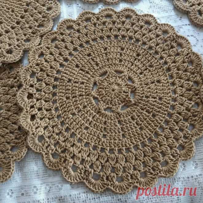 Bom dia #sousplatdecroche | Crochet doily patterns, Crochet placemats, Crochet motif patterns