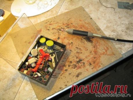 Простая бормашина, практически из хлама Бормашина или гравёр – великое подспорье в «настольных» работах. В самом деле, в широкой продаже существует множество разнообразных насадок и их наборов, позволяющих резать различные материалы, зачищать, шлифовать, гравировать, опять же сверлить, всякие мелочи, часто в весьма труднодоступных