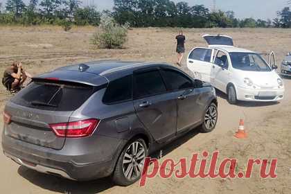 Россиянин устроил погоню за женой и протаранил ее авто с тремя детьми внутри. Житель Волгограда устроил ДТП во время погони за своей женой. Известно, что 38-летний россиянин за рулем Lada Vesta преследовал свою жену, ехавшую на Daewoo Matiz. В ходе погони мужчина несколько раз протаранил авто супруги, внутри которого на тот момент находились трое детей.