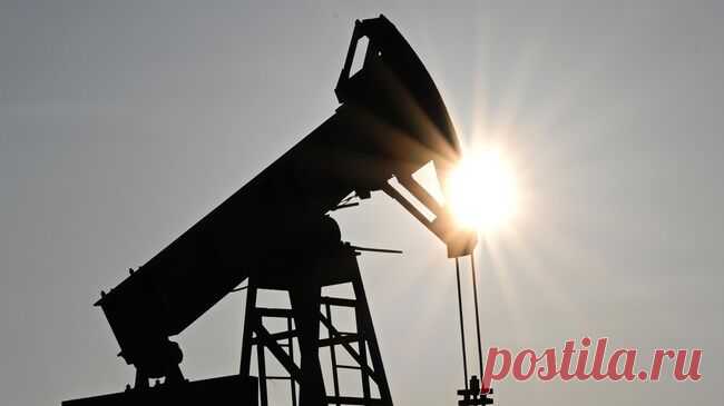 Цена на нефть опустилась до 66 долларов за баррель впервые с 6 июня
