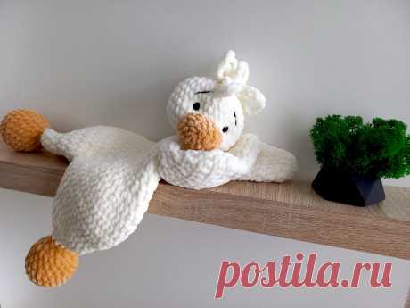 PDF Комфортер крючком. FREE crochet pattern; Аmigurumi toy patterns. Амигуруми схемы и описания на русском. Вязаные игрушки и поделки своими руками #amimore - плюшевый комфортер в виде утёнка для малышей, большая уточка из плюшевой пряжи, утка, птица, птичка.