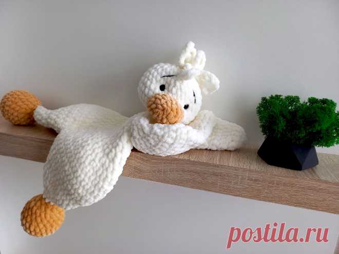 PDF Комфортер крючком. FREE crochet pattern; Аmigurumi toy patterns. Амигуруми схемы и описания на русском. Вязаные игрушки и поделки своими руками #amimore - плюшевый комфортер в виде утёнка для малышей, большая уточка из плюшевой пряжи, утка, птица, птичка.