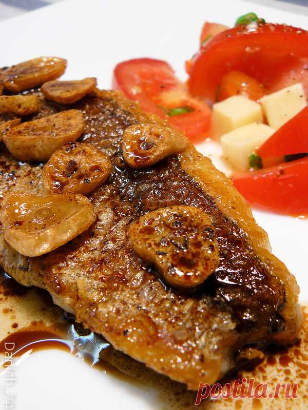 Рыба с обжаренным чесноком и уксусной заправкой