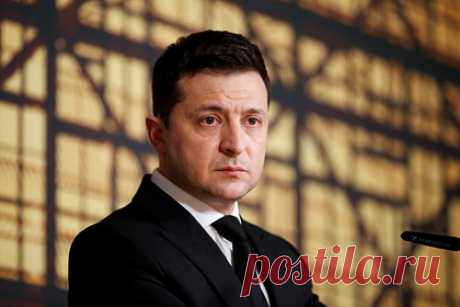 Зеленский призвал «не играться» с размещением ядерного оружия в Белоруссии. Президент Украины Владимир Зеленский прокомментировал возможность размещения российского ядерного оружия на территории Белоруссии. Он призвал Москву «не играться» с подобными заявлениями и указал, что не раз слышал о намерениях России поместить ядерные боеголовки в разных частях света.