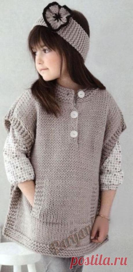 СТИЛЬНЫЙ ЖИЛЕТ И ПОВЯЗКА НА ГОЛОВУ С ЦВЕТКОМ ДЛЯ МАЛЕНЬКОЙ МОДНИЦЫ.
Уютный
 и модный жилет с повязкой из той же пряжи. Украшен карманом, больше 
похож на вязаное пончо. Связать пончо платочной вязкой — хорошая идея. 
Описание и размеры даны для разного возраста, размеры соответствуют: а) 2
 года, b) 4-6 лет, c) 8-10 л., d) 12-14 л. Техника вязания: платочная 
вязка, и лицевая гладь. Образец, связанный гладью: 10 см. = 11 п./16 р. 
 
Для работы понадобится: 
 
Пряжа (75 % а...