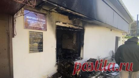 Здание суда подожгли коктейлем Молотова в Хабаровском крае. В поселке Ванино Хабаровского края неизвестный совершил поджог здания суда. Об этом сообщает Life со ссылкой на Shot. Инцидент произошел в ночь на 14 октября, неизвестный злоумышленник бросил бутылку с горючей жидкостью в окно ...