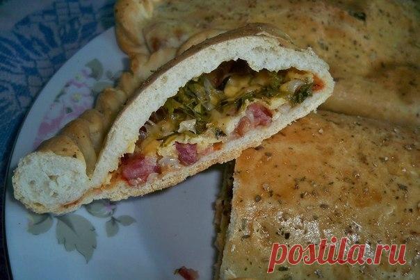 Как приготовить пицца кальцоне с домашней колбаской и сыром - рецепт, ингредиенты и фотографии